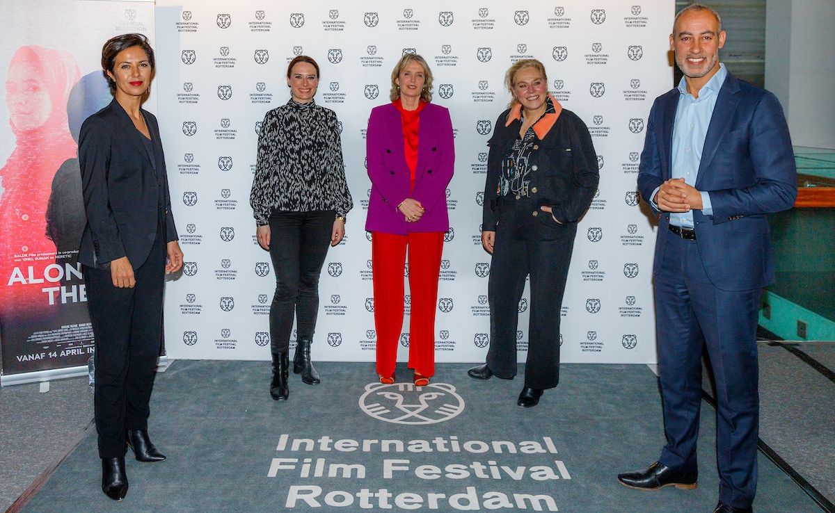Van links naar rechts: Gunay Uslu (Staatssecretaris Cultuur en Media), Vanja Kaludjercic (Festival Directeur IFFR), Mijke de Jong (Filmmaker Along the Way), Marjan van der Haar (Zakelijk Directeur IFFR), Said Kasmi (Wethouder Onderwijs, Cultuur en Toerisme)