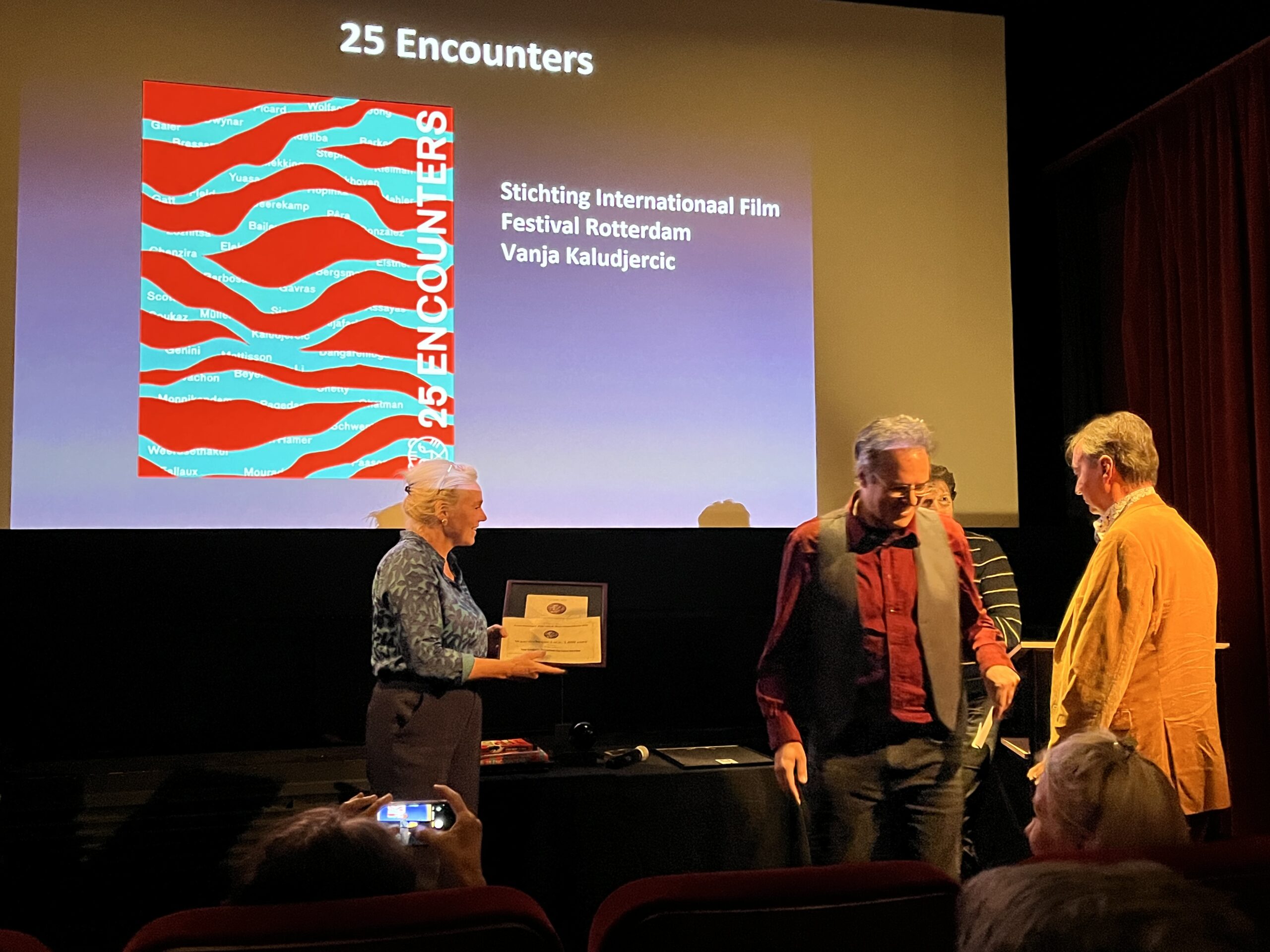 Marjan van der Haar, zakelijk directeur van IFFR, ontvangt de prijs uit handen van de jury.