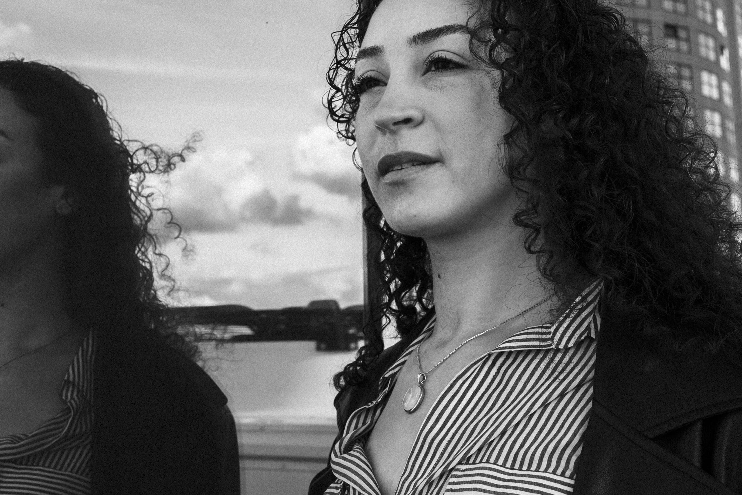 Op haar schouders film still 1